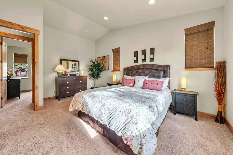 Sunny Daze Cabin Luxurious 4BDR with Stunning Views Cabin in Tahoe Vista