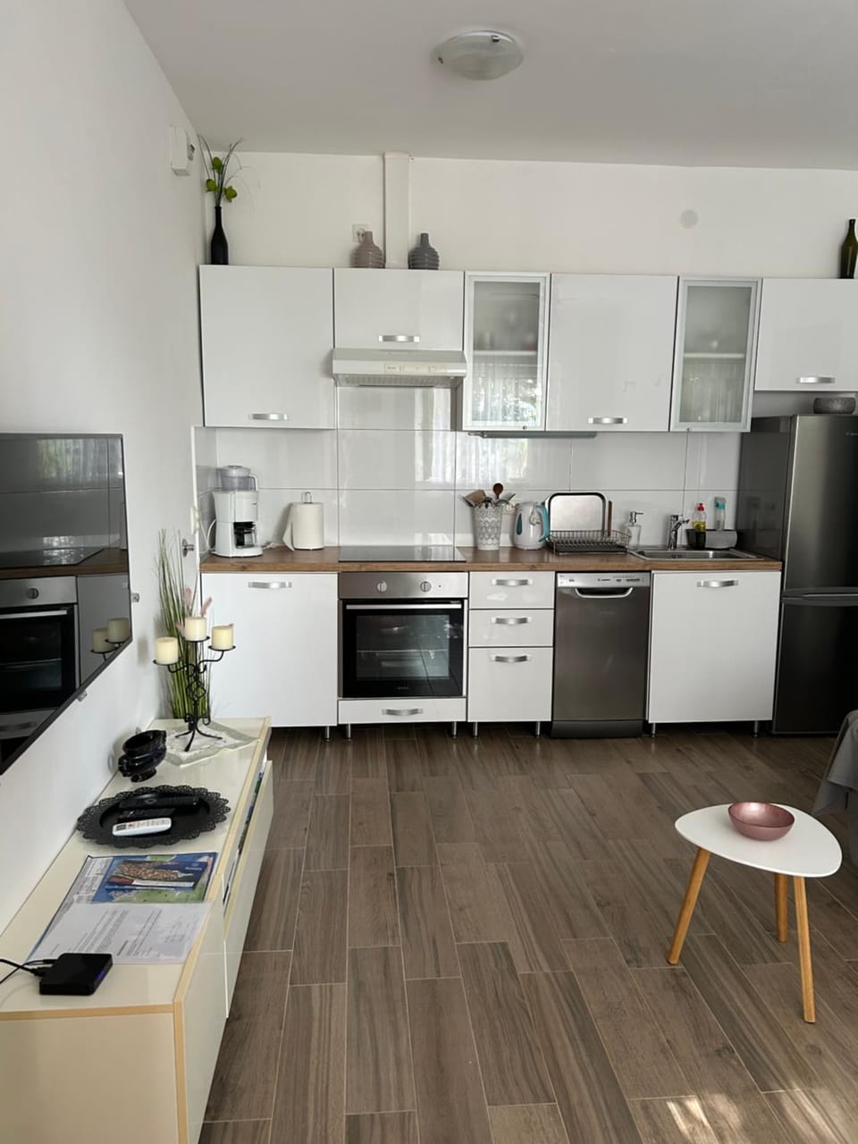 Kitchen or kitchenette, dishwasher, oven