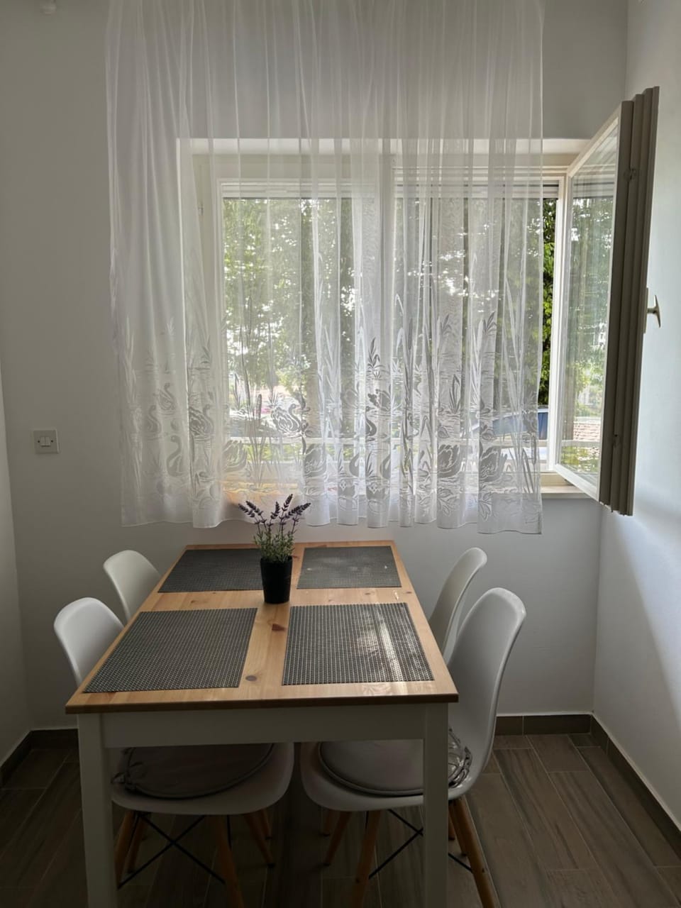 Seating area, Dining area