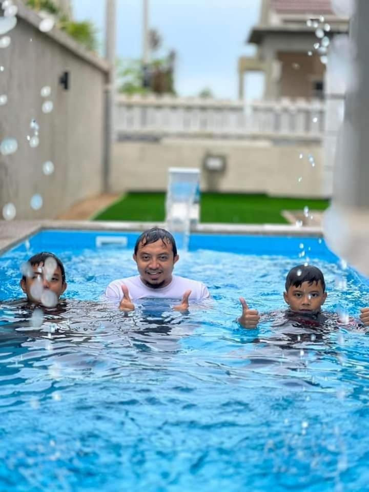 Day, People, Pool view, Swimming pool, children, group of guests, Family