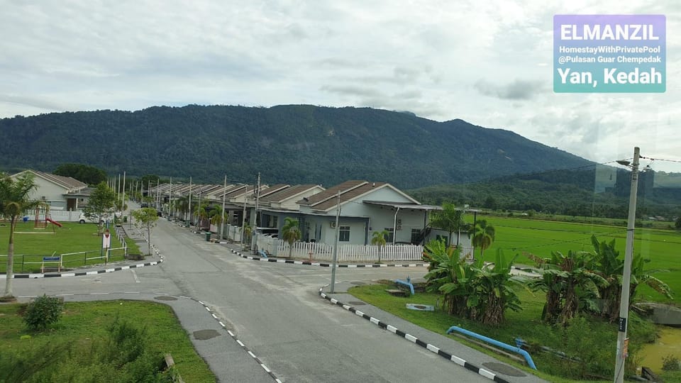 Day, Neighbourhood, Natural landscape, Bird's eye view, Mountain view, Street view