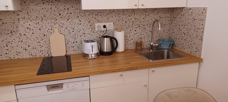 Coffee/tea facilities, Kitchen or kitchenette, stove, toaster