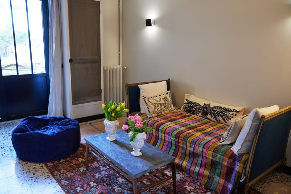 Bed, Living room