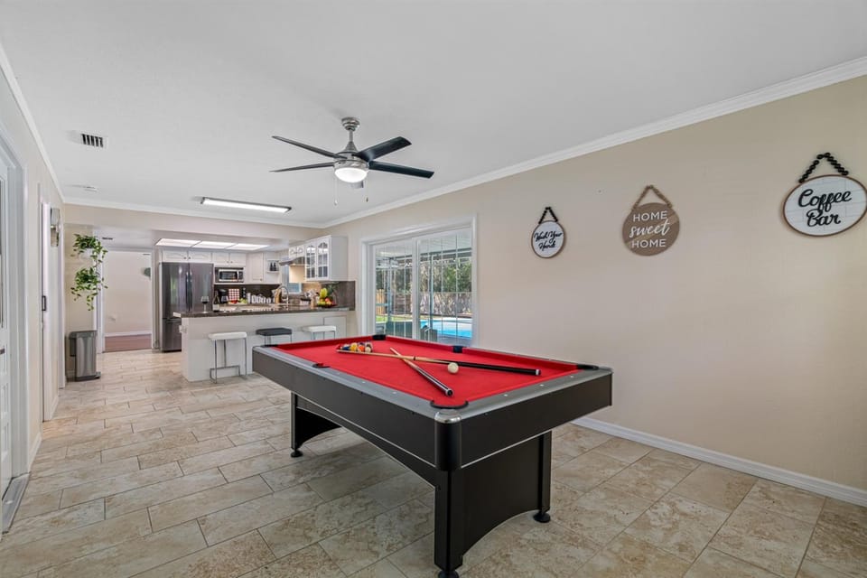 Spacious & Amazing Home w Big Pool and Patio House in Brandon