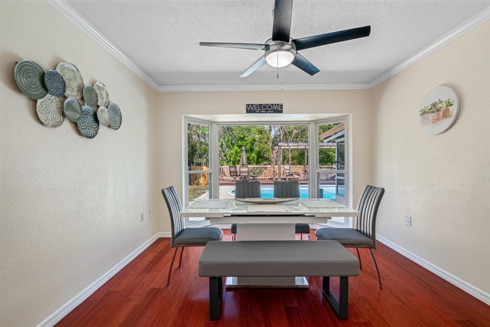 Spacious & Amazing Home w Big Pool and Patio House in Brandon