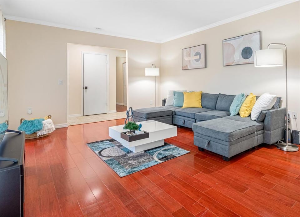 Spacious & Amazing Home w Big Pool and Patio House in Brandon