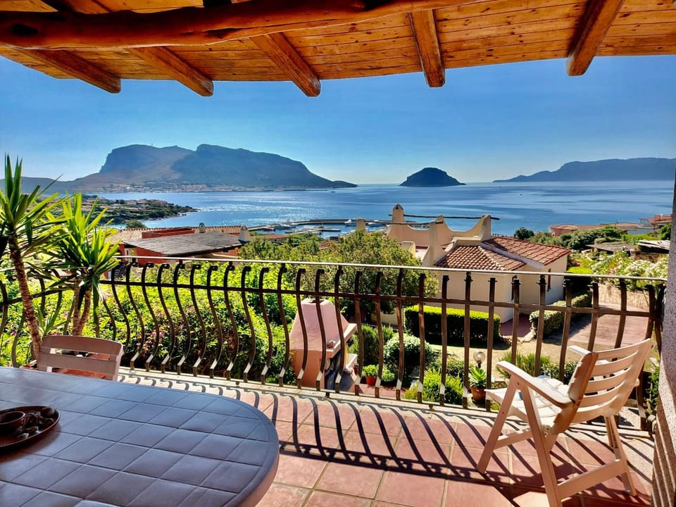 Nearby landmark, Day, Natural landscape, View (from property/room), Balcony/Terrace, Living room, Seating area, Sea view