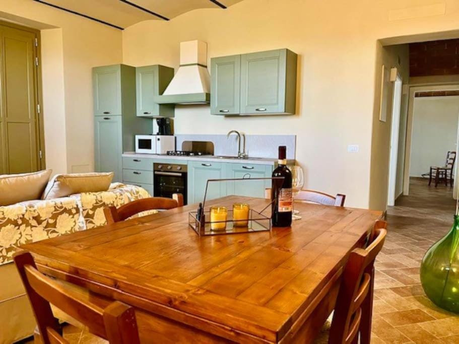 Kitchen or kitchenette, Dining area, minibar, pet friendly