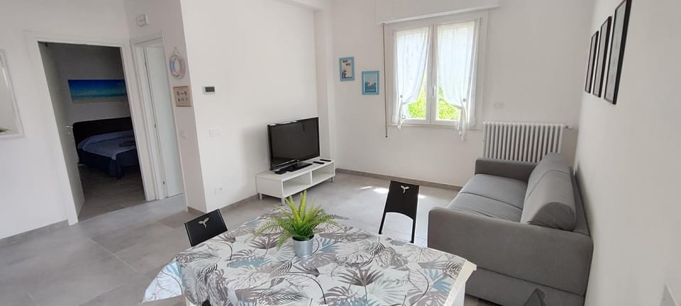 TV and multimedia, Seating area, Dining area