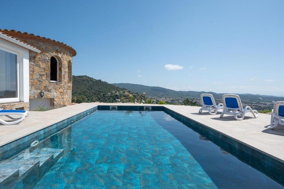 Pool view, Swimming pool, sunbed