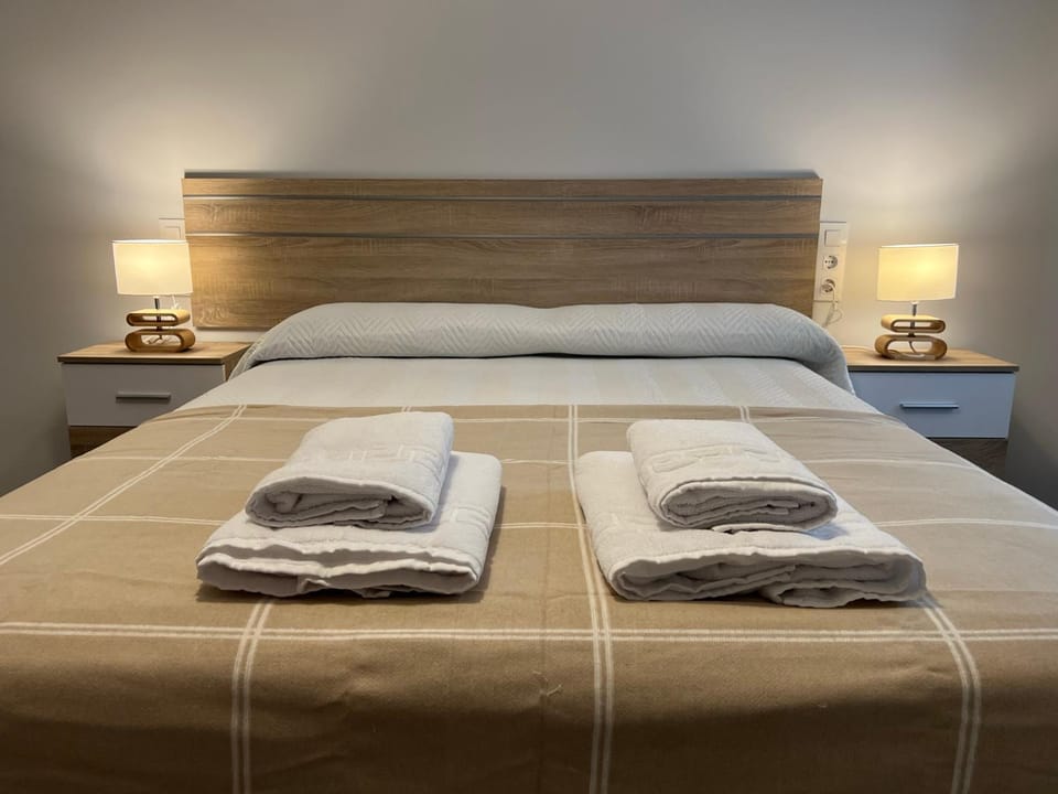 Bed, Photo of the whole room, Bedroom, towels