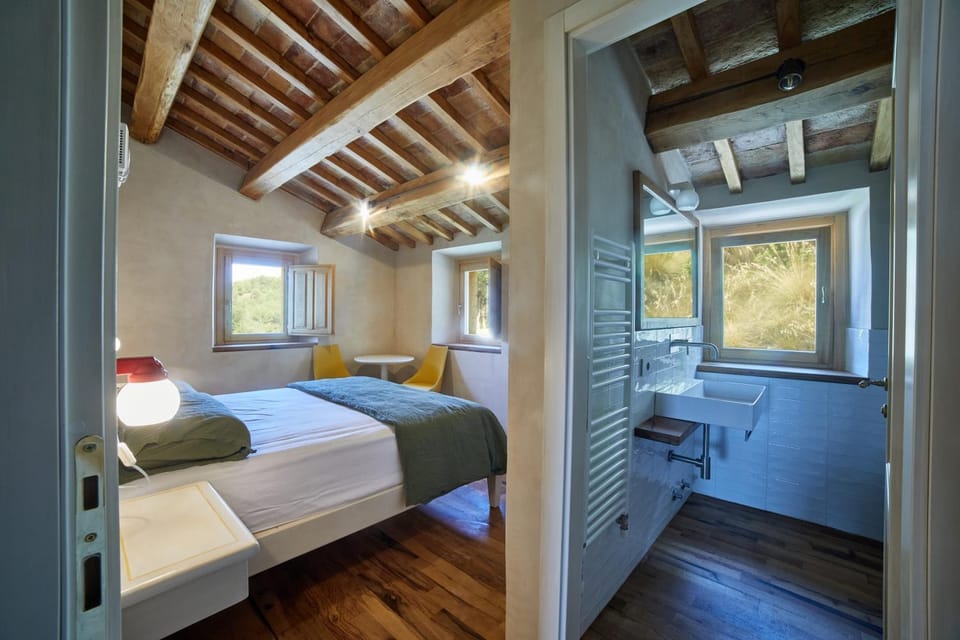 Photo of the whole room, Bedroom