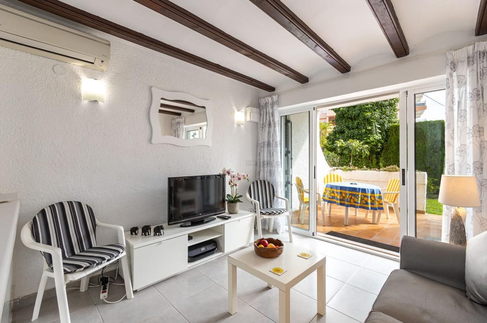 Communal lounge/ TV room, TV and multimedia, Living room, air conditioner