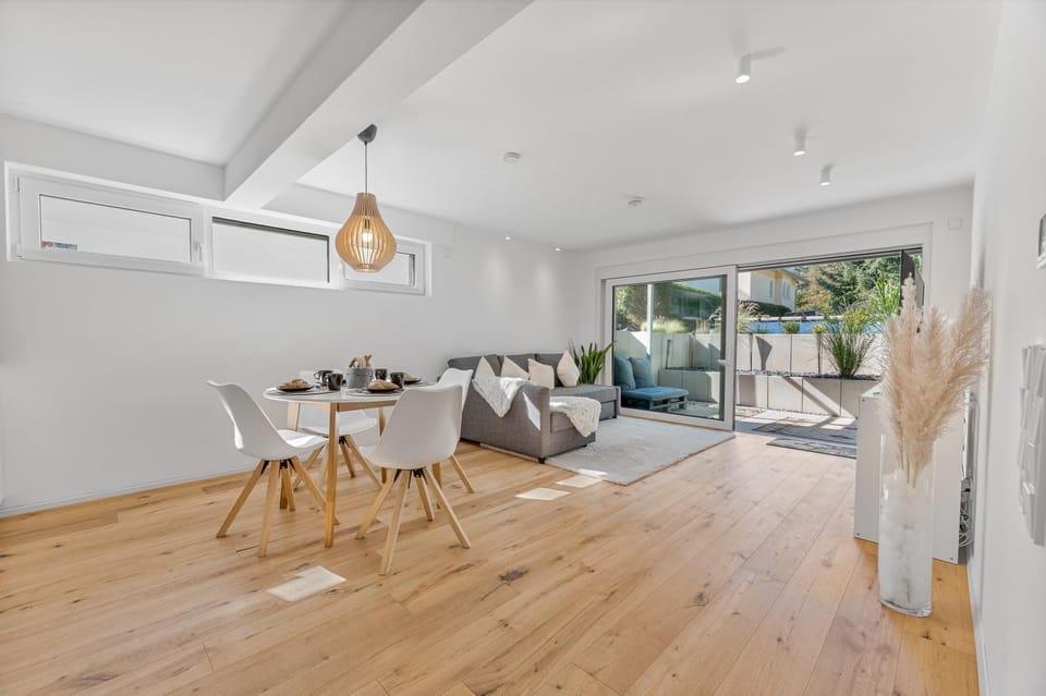 View (from property/room), Balcony/Terrace, Living room, Seating area, Dining area