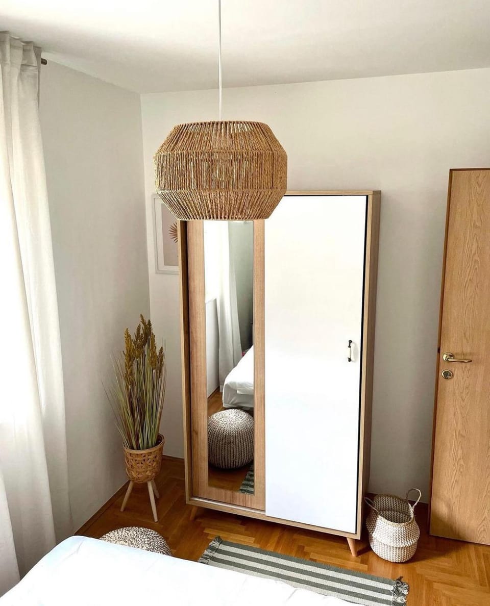 Photo of the whole room, Bedroom, wardrobe