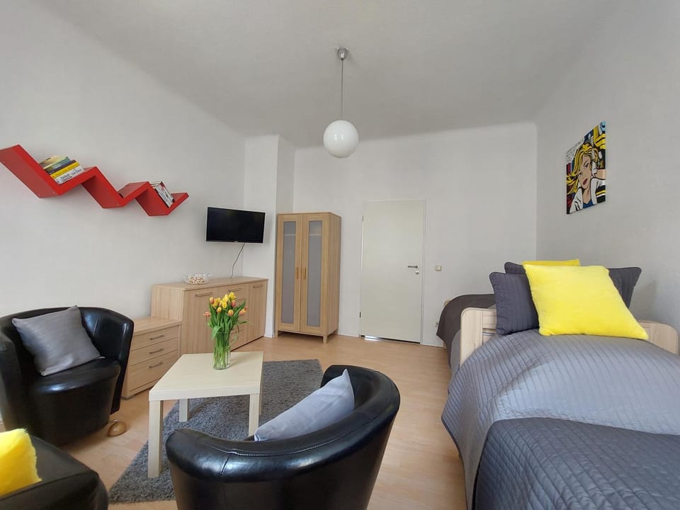 Bed, TV and multimedia, Photo of the whole room, Decorative detail, Seating area, wardrobe