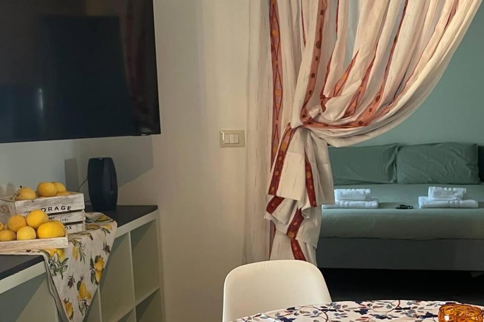 Bed, TV and multimedia, Living room, Photo of the whole room