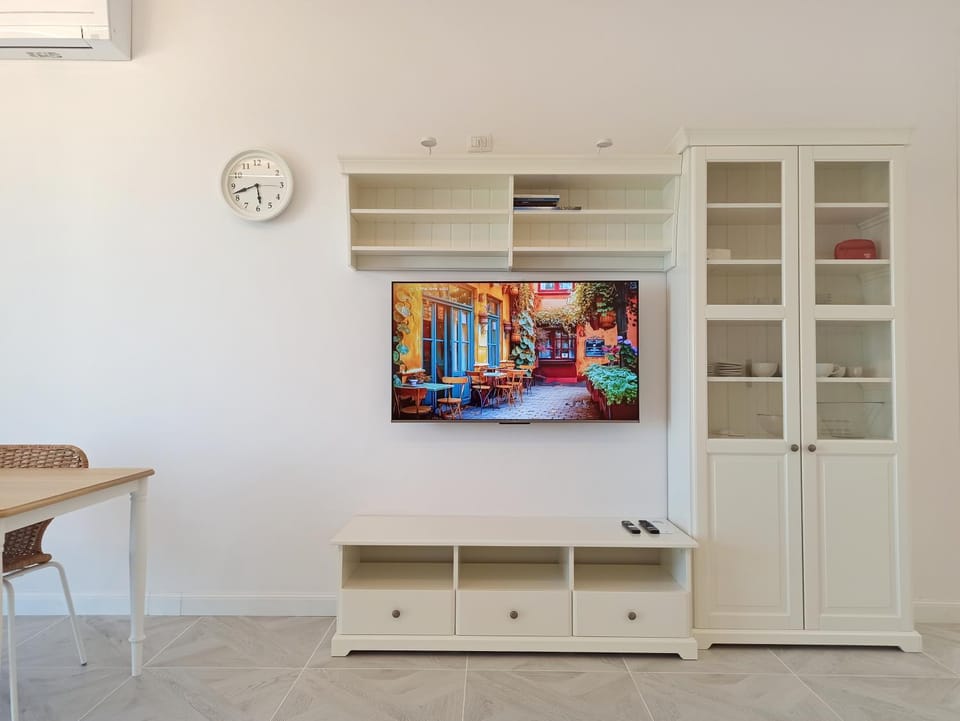 TV and multimedia, hair dresser