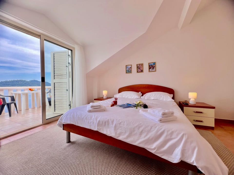 Bed, Bedroom, Sea view