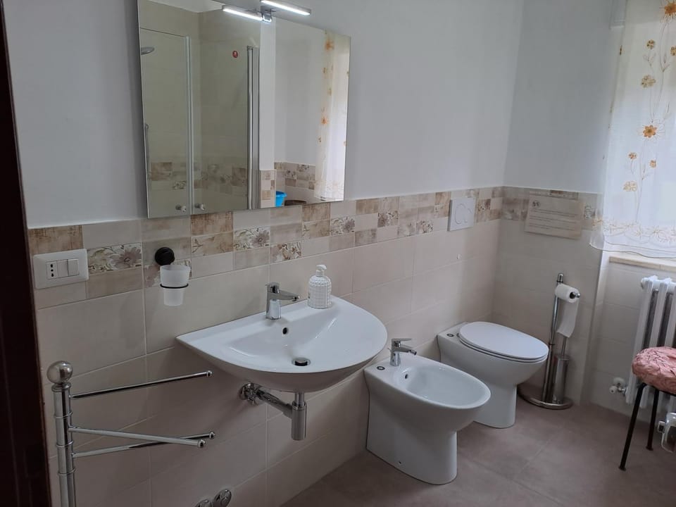 Toilet, bidet
