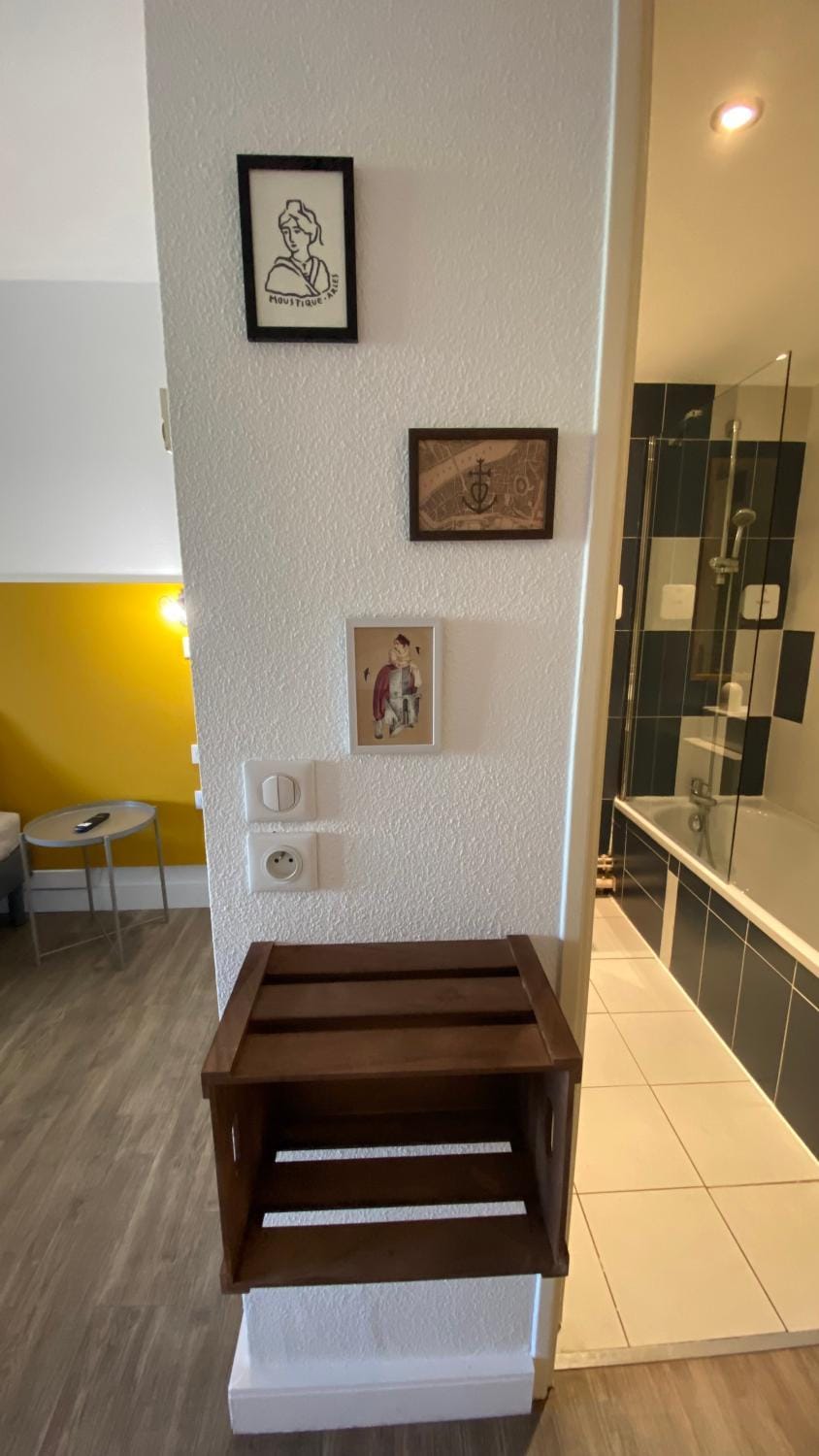 Bathroom, Decorative detail