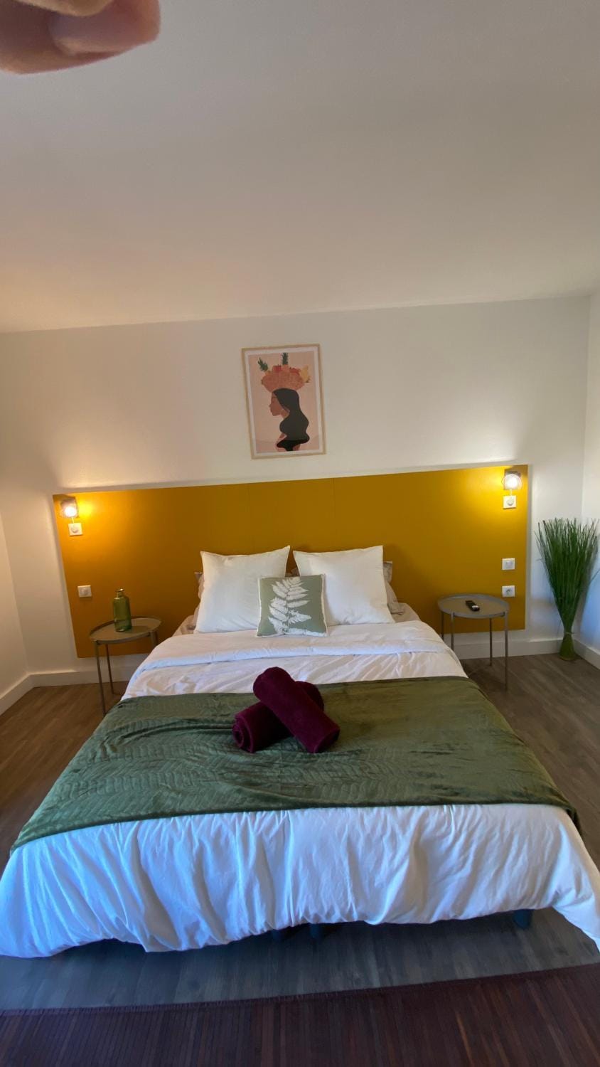 Bed, Photo of the whole room, Bedroom, towels