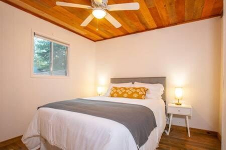 Mt Airy Cottage Walk to Beach House in Tahoe Vista