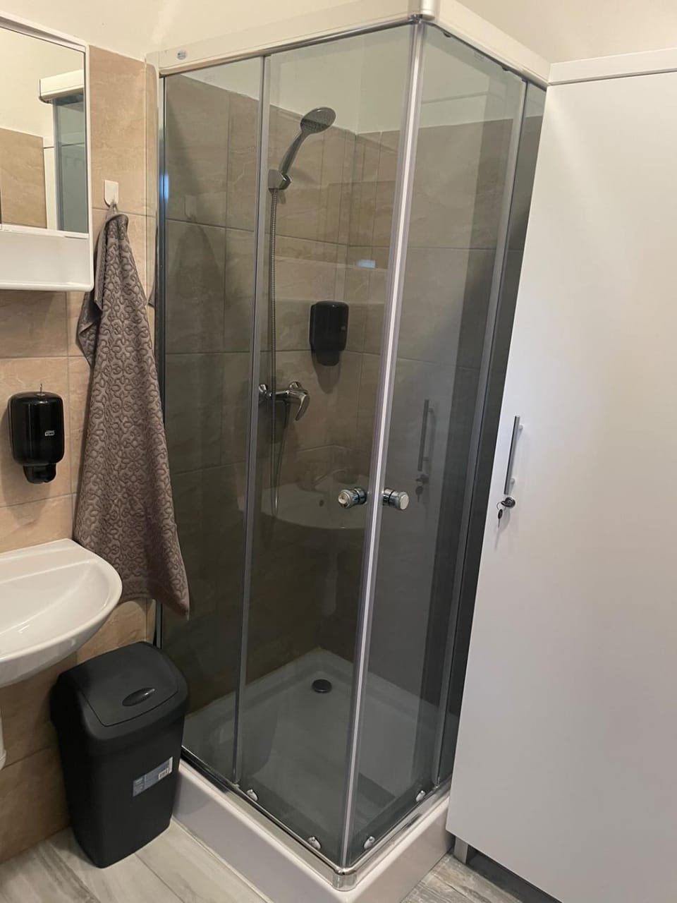 Shower, Toilet, Bathroom, towels