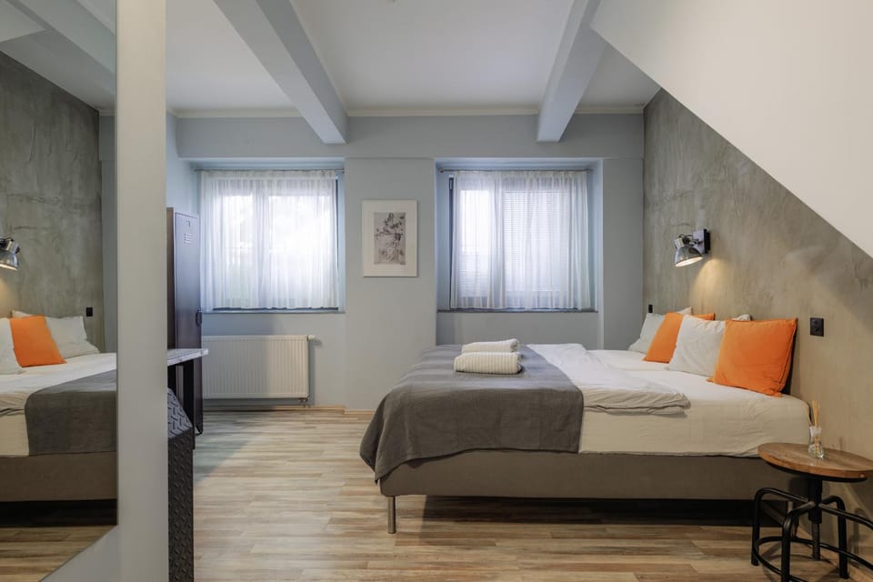 Bed, towels