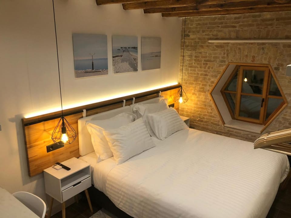 Bed, Night, Photo of the whole room, Bedroom