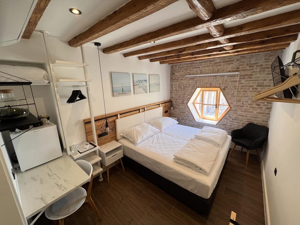 Bed, Day, Photo of the whole room, Bedroom