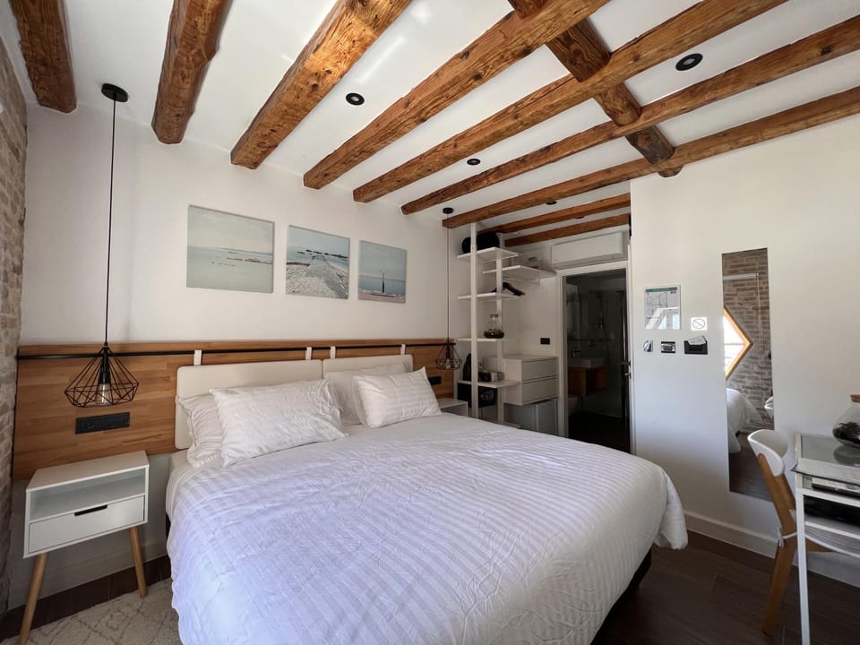 Bed, Day, Photo of the whole room, Bedroom