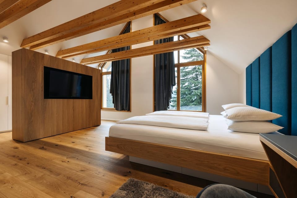 Bed, TV and multimedia, Bedroom