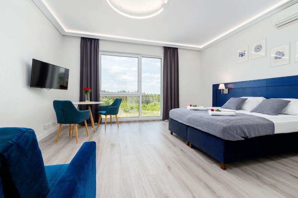 Communal lounge/ TV room, Bed, TV and multimedia, Living room, Photo of the whole room, Seating area, Evening entertainment, Bedroom