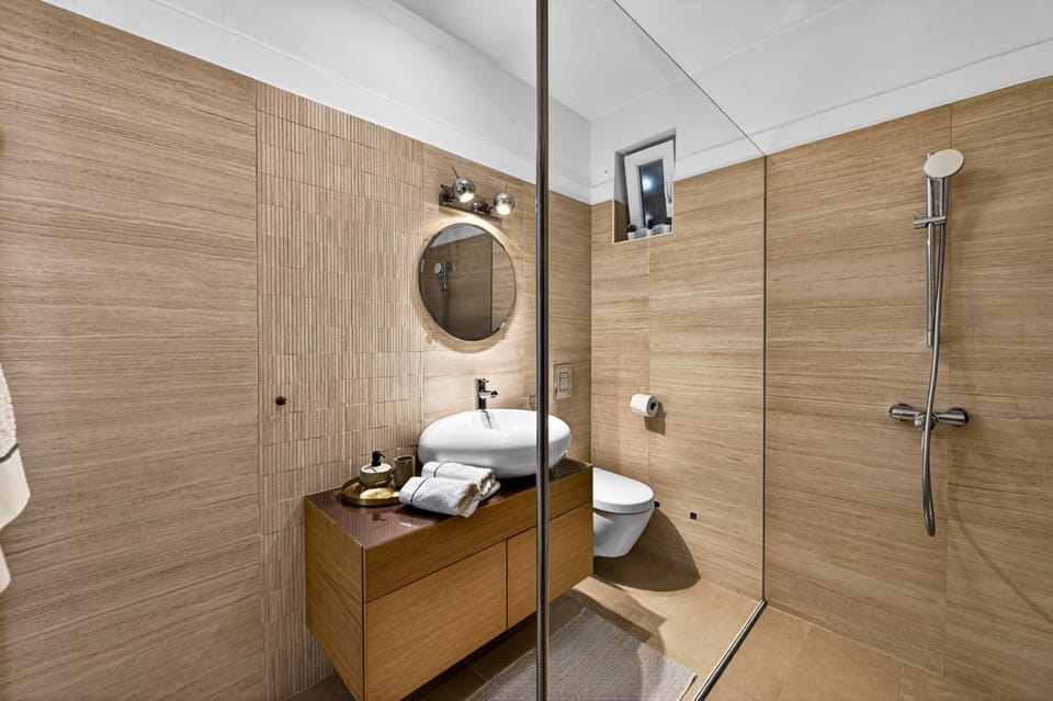 Shower, Toilet, Bathroom, towels