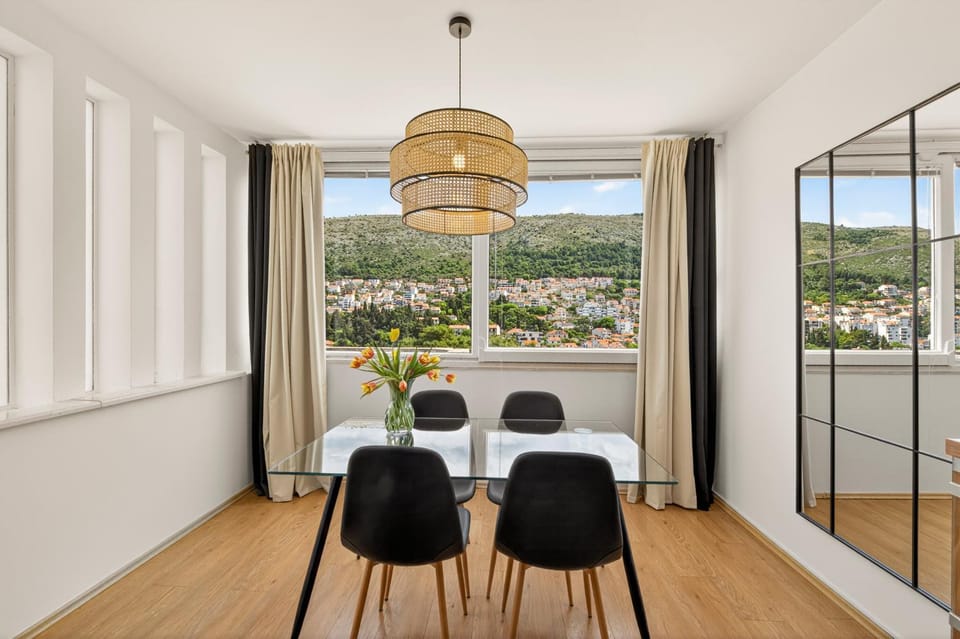 View (from property/room), Seating area, Dining area, Mountain view