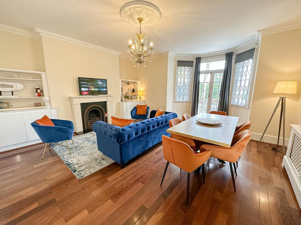 TV and multimedia, Living room, Seating area, Dining area