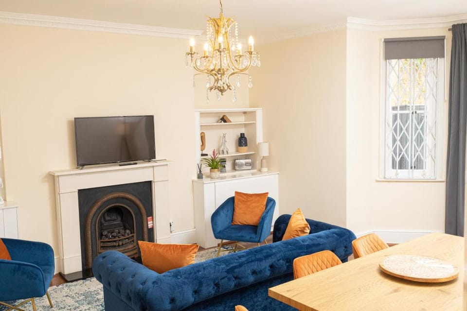 Large Putney Oasis 3-Bed with Garden & Parking Apartment in London