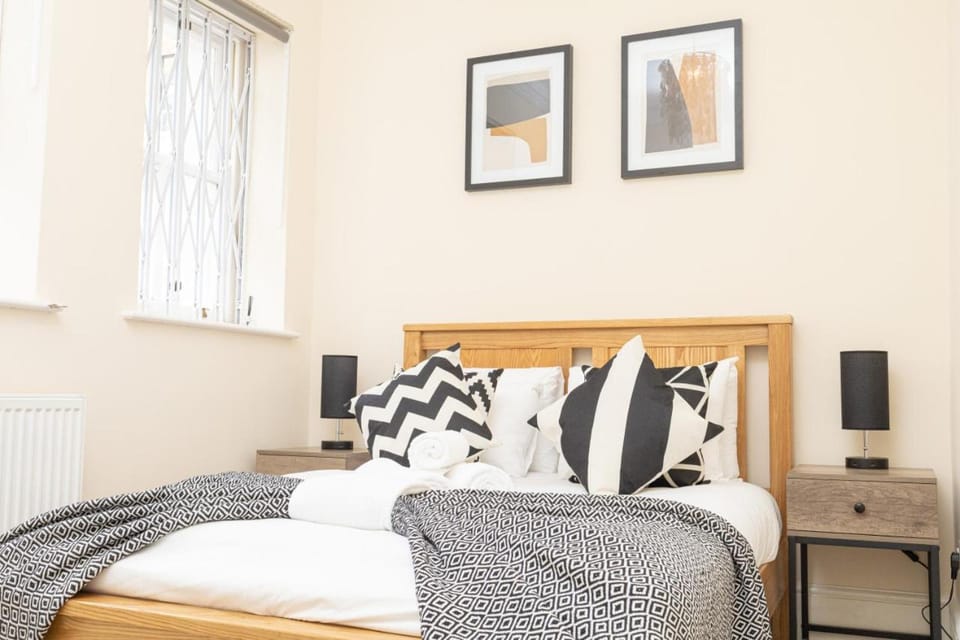 Bed, Living room, Bedroom