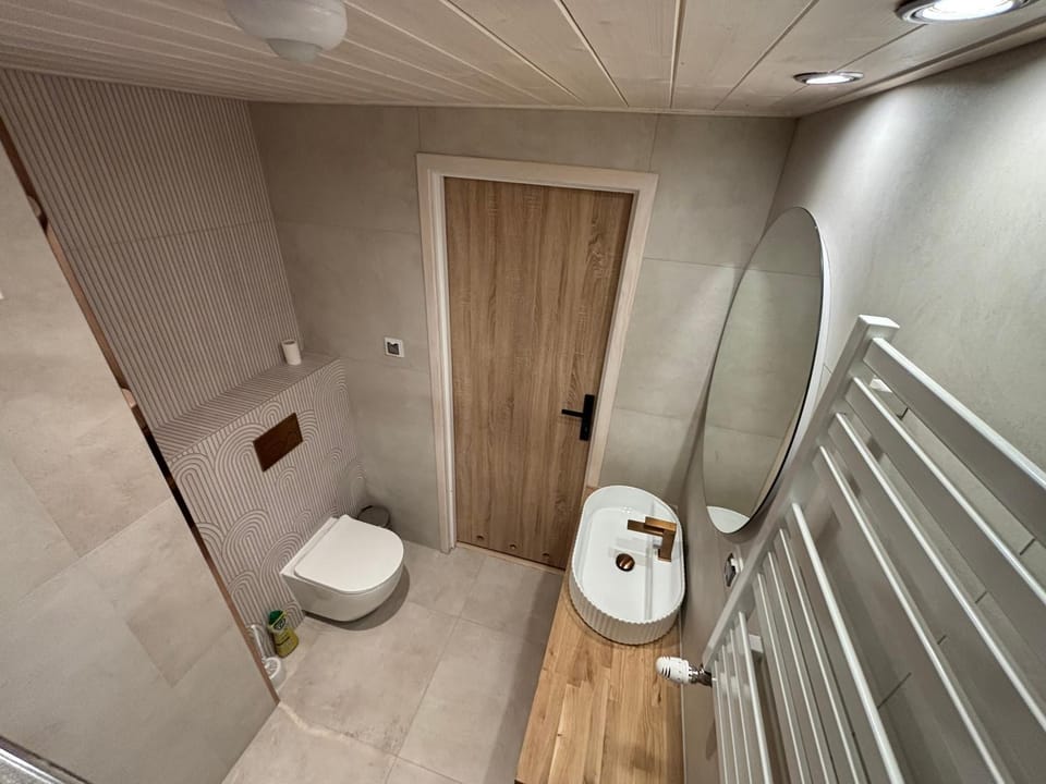 Toilet, Bathroom, towels