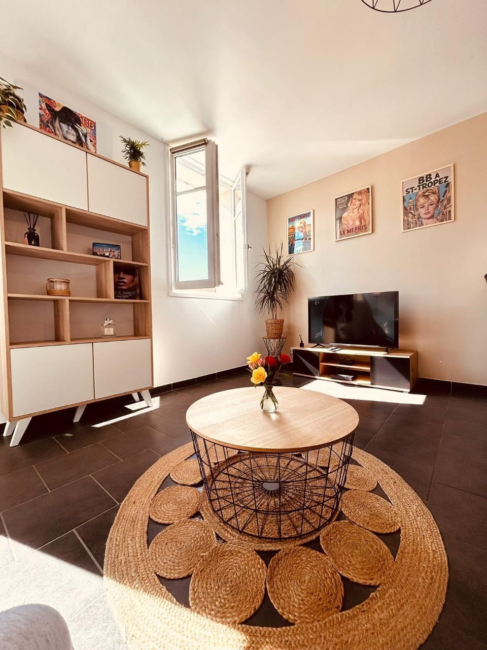Communal lounge/ TV room, Library, TV and multimedia, Living room, Seating area