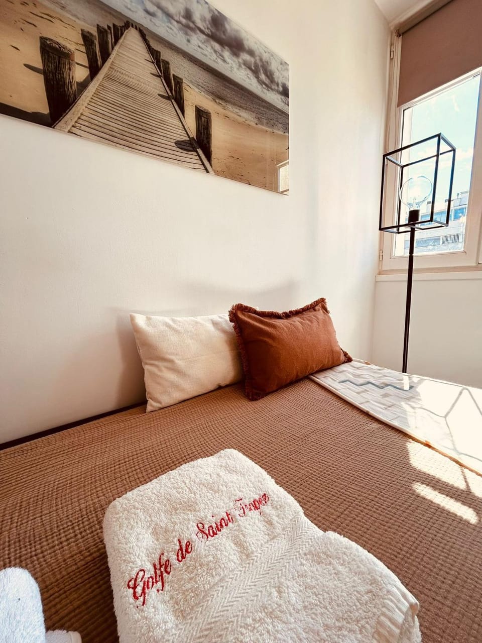 Bed, Bedroom, towels