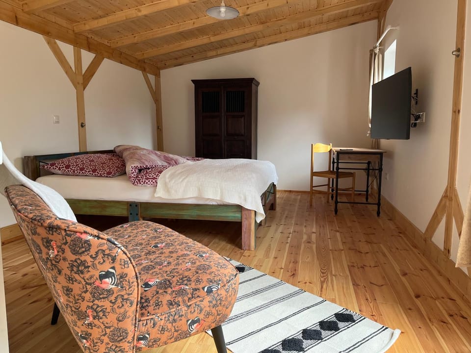Bed, TV and multimedia, Bedroom