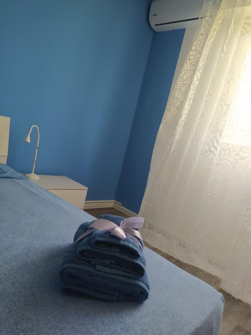 Bed, Bedroom, towels