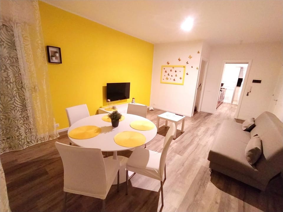 Communal lounge/ TV room, TV and multimedia, Living room, Seating area, Dining area
