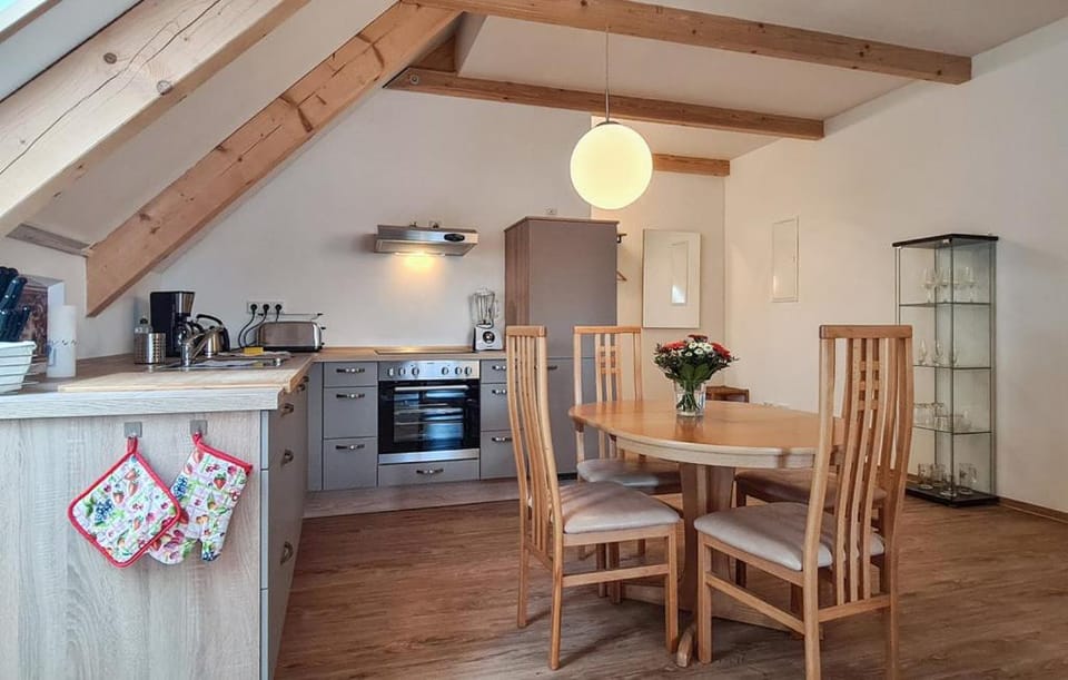 Kitchen or kitchenette, pet friendly, stove