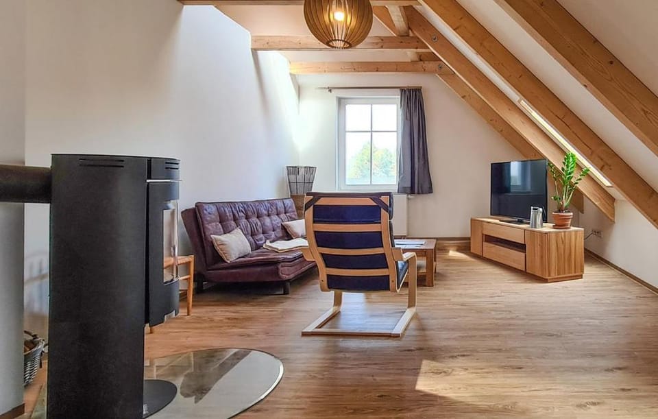 TV and multimedia, Living room, Seating area, Evening entertainment