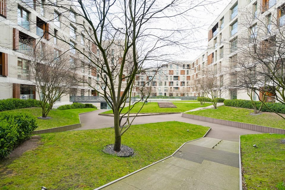 Property building, Spring, Day, Neighbourhood, Natural landscape, Garden, Garden view, Street view, Location