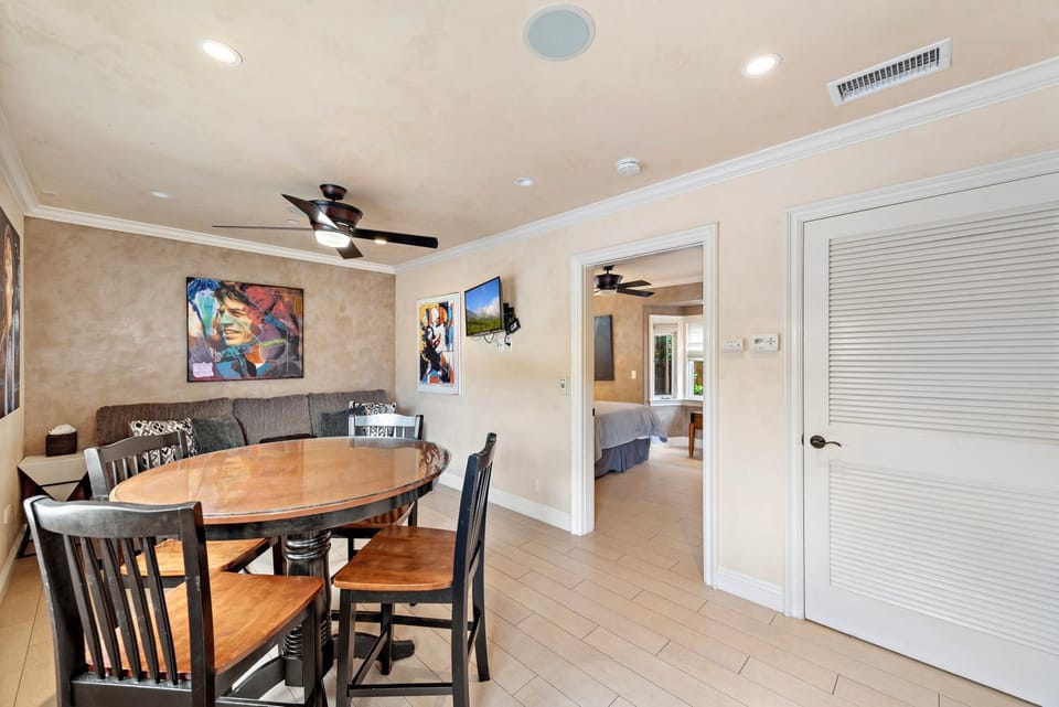 Living room, Seating area, Dining area, fireplace