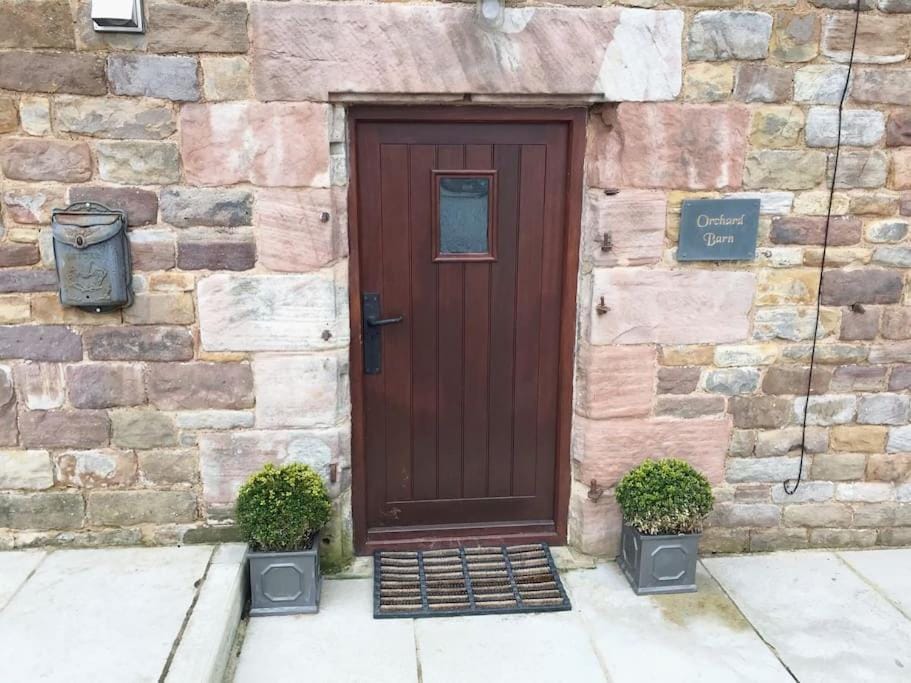 Chic Rustic Barn Conversion sleeps 4 Near Alton Towers, Polar Bears, Peak District House in Staffordshire Moorlands District